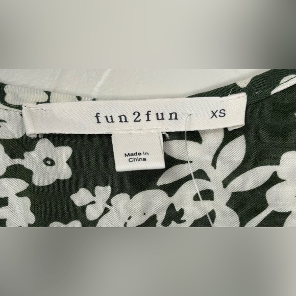 NEW Fun2Fun Green White Ditsy Floral Maley Pleated V-Neck Blouse Size‎ XS 0670 - Picture 6 of 9